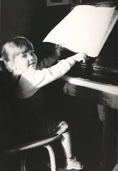 1988.01 I - Agasia przy pianinie